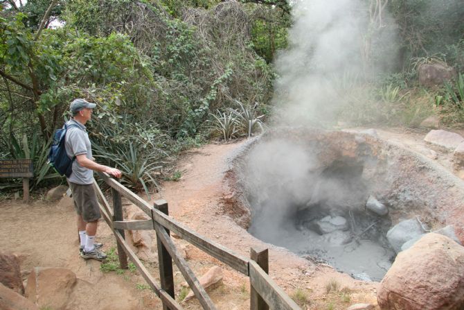 Admirando uno de los muchos lodos burbujeantes en el Parque Nacional Rincon de la Vieja